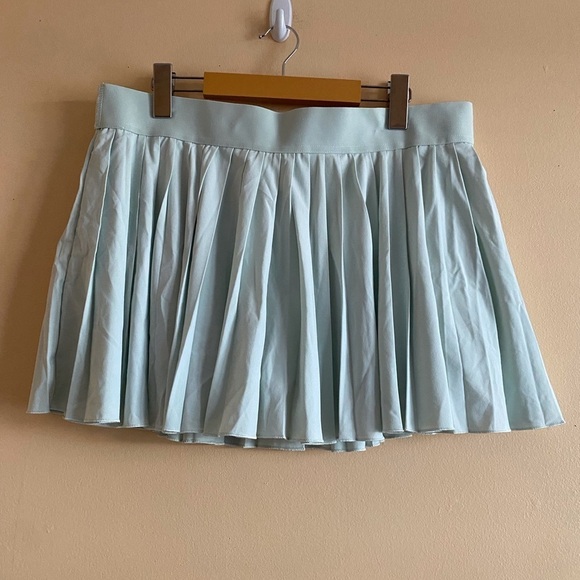 Aritzia TnAction TnaMOVE Tennis Mini Skirt With Built-In Shorts Green XL Preppy - Picture 12 of 12
